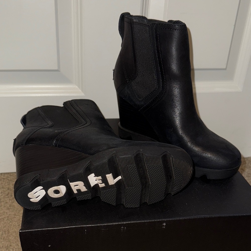 Sorel Black Joan Uptown Chelsea boot, size 7, never worn!